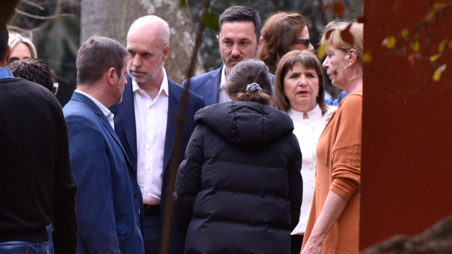 Patricia Bullrich y Horacio Rodríguez Larreta, con sus colaboradores, antes de comenzar el encuentro en el Botánico (Foto: Adrián Escándar)