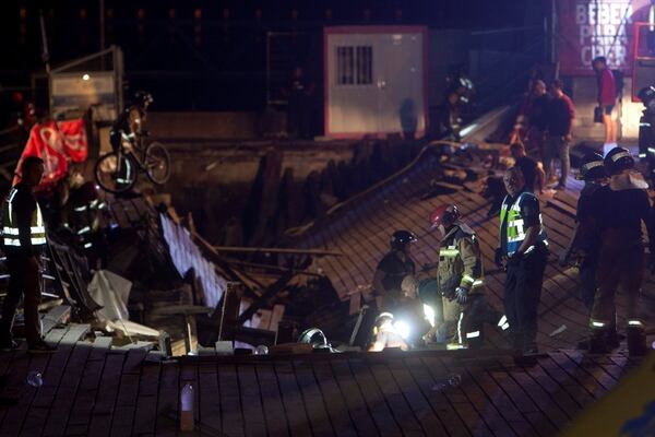 Los bomberos trabajan en la pasarela de madera que se desplomÃ³ en Vigo durante una de las actuaciones del festival de â??O MarisquiÃ±oâ?Â (EFE/ Salvador Sas)