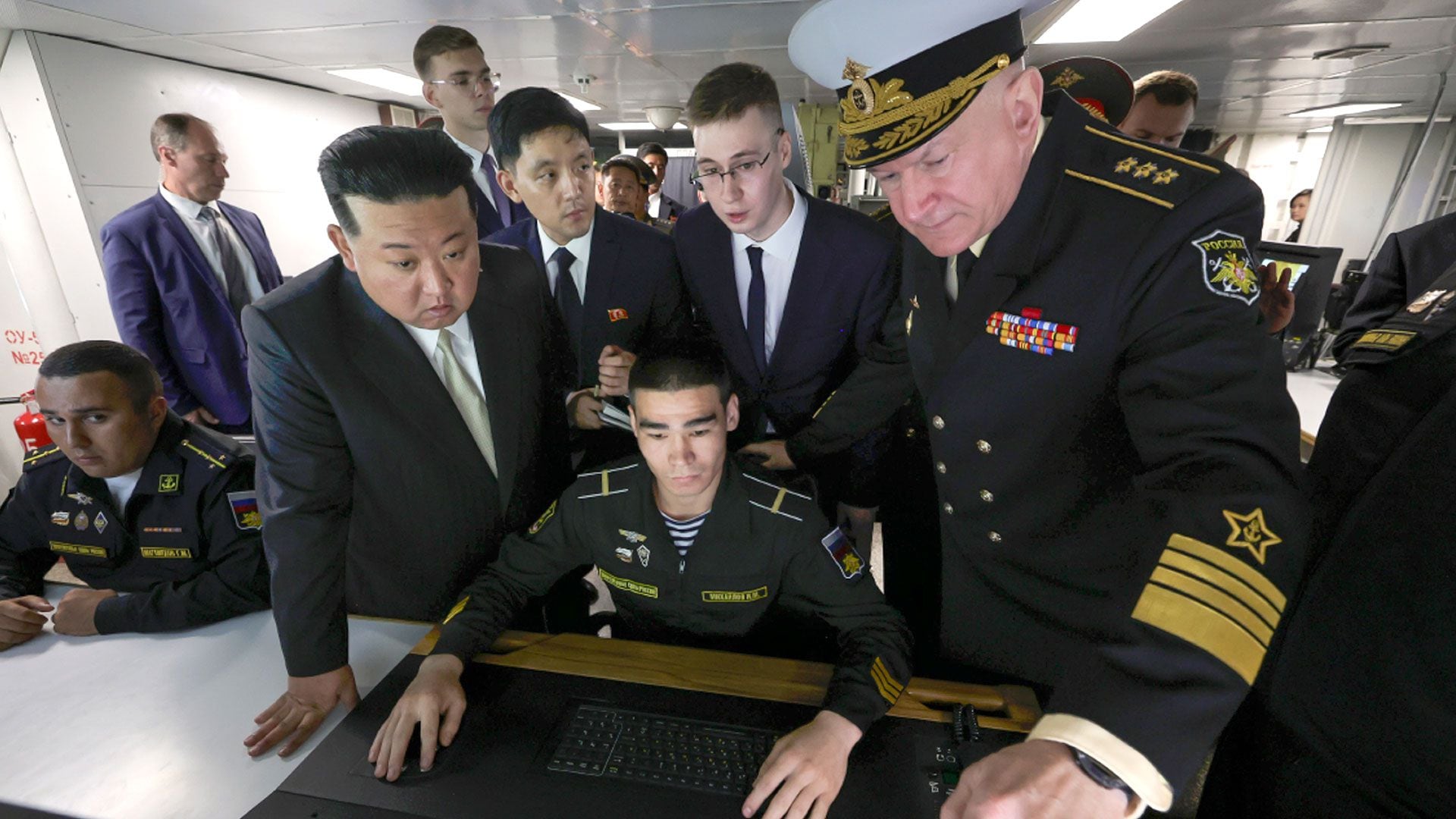 Durante su visita a Rusia, Kim Jong-un inspeccionó bombarderos con capacidad nuclear y misiles hipersónicos (AP)