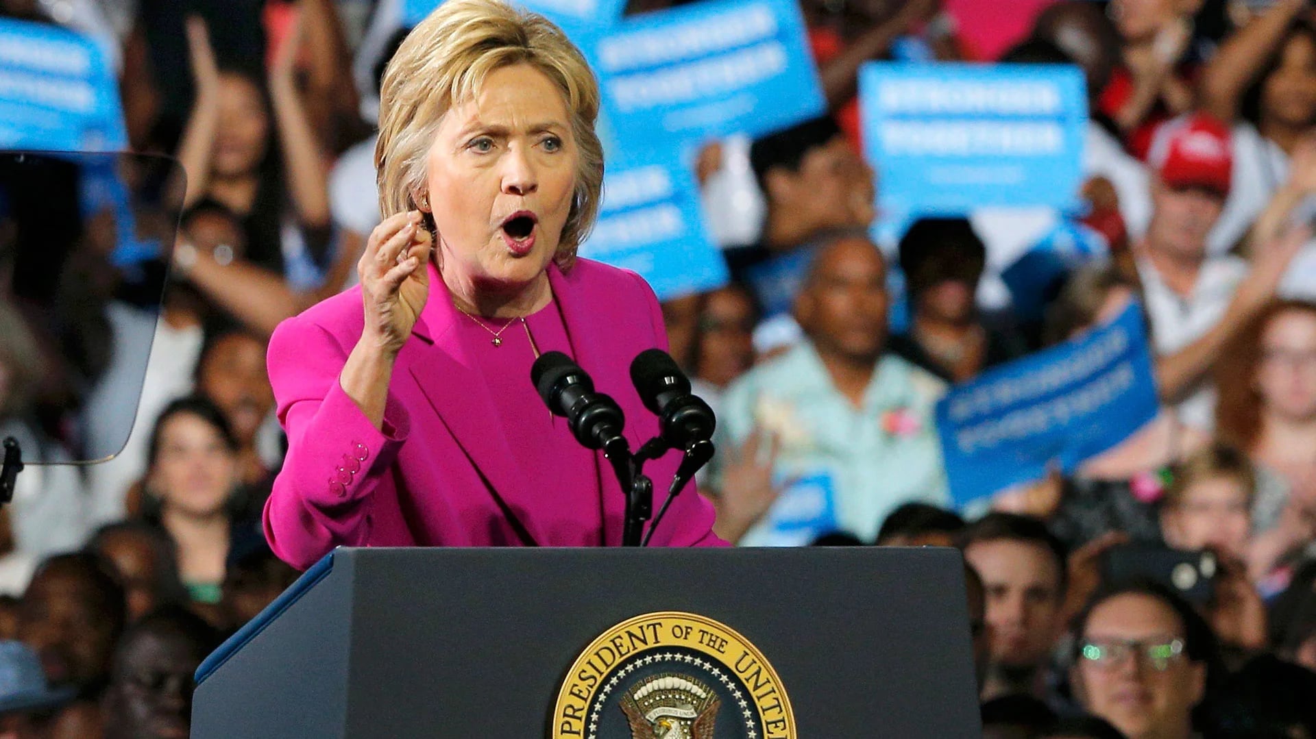 Hillary Clinton sufre el escándalo a días de ser nominada en la convención de Filadelfia. (Reuters)