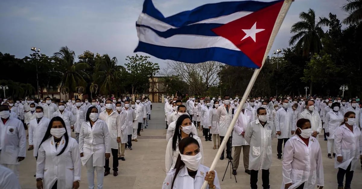 The IMSS announced the hiring of more Cuban doctors