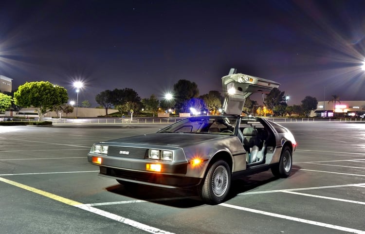 El auto, en el estacionamiento donde ser grabó el primer viaje en el tiempo de Volver al Futuro.