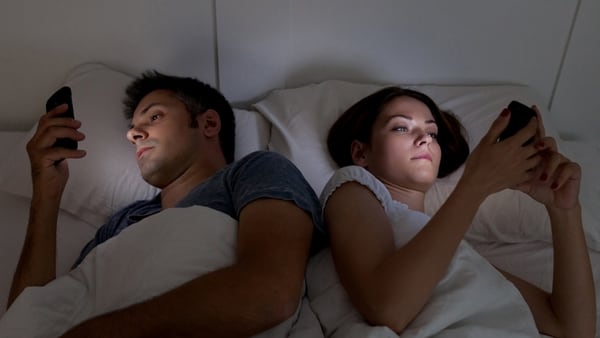 Los investigadores aconsejan no mirar pantallas sin luz, por ejemplo el celular en la cama.