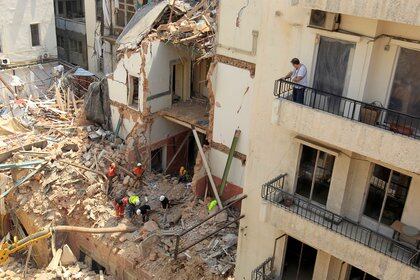 El equipo de rescate busca a un posible sobreviviente tras detectar latidos entre los escombros de los edificios dañados por la explosión masiva en la zona portuaria de Beirut, en Gemmayze, Líbano, el 4 de septiembre de 2020 (REUTERS/Aziz Taher)