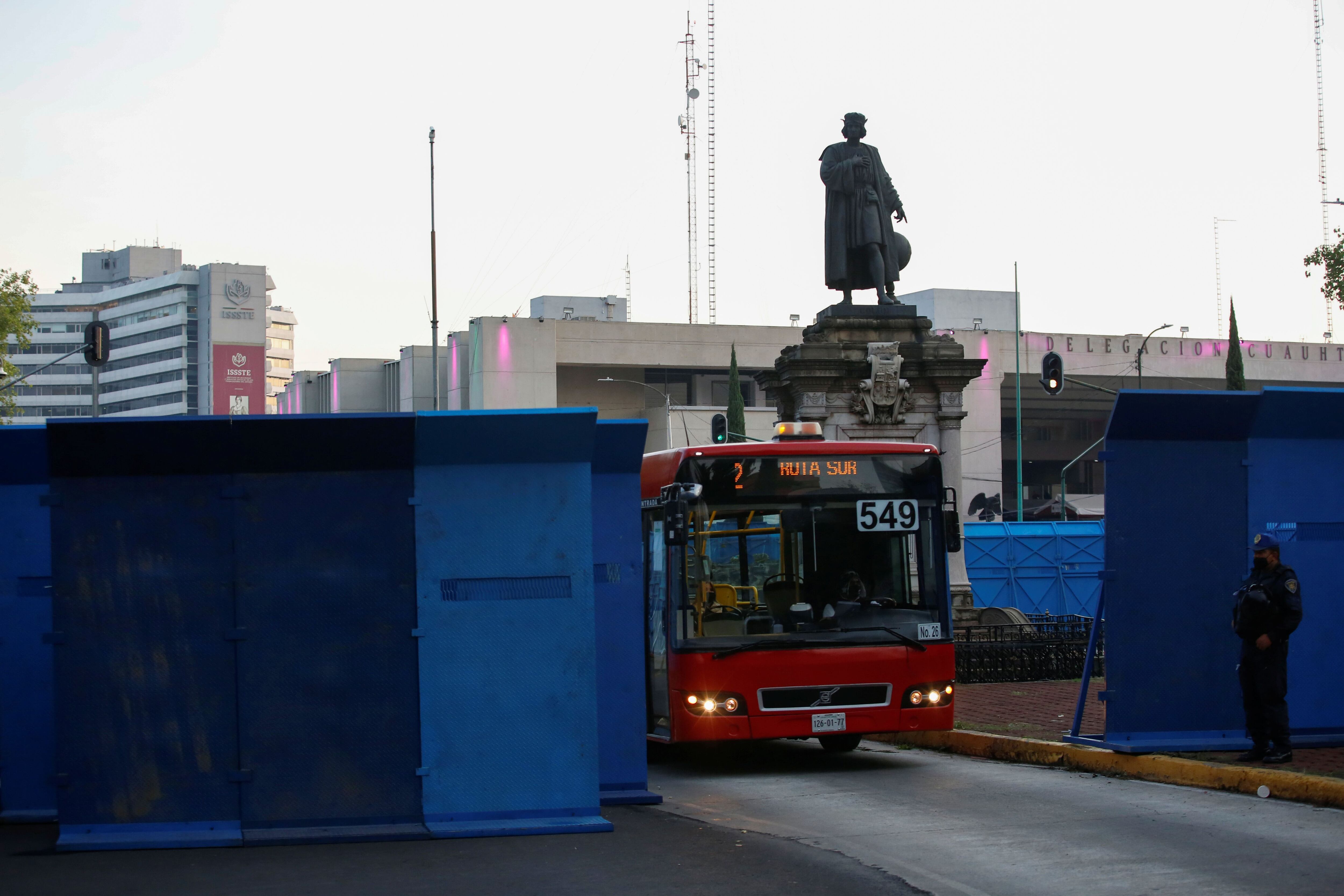 Autoridades resguardan la estatua de Cristóbal Colón en México October 12, 2020, REUTERS/Gustavo Graf