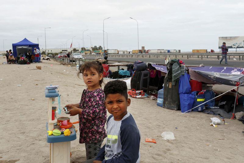 Alrededor de 400 migrantes permanecen atrapados en la frontera norte de Chile (REUTERS/Alexander Infante)