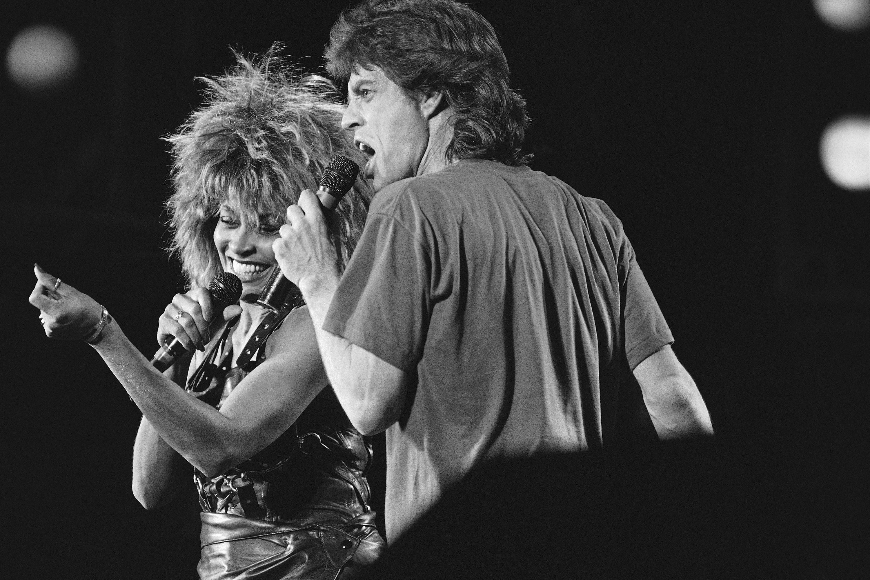 ARCHIVO - Tina Turner y Mick Jagger durante su presentación en el concierto Live Aid en Filadelfia el 14 de julio de 1985. Turner, la imparable cantante, murió el martes después de una larga enfermedad en su casa en Küsnacht, cerca de Zúrich, Suiza, dijo su mánager. Tenía 83 años. (Foto AP/Amy Sancetta, archivo)