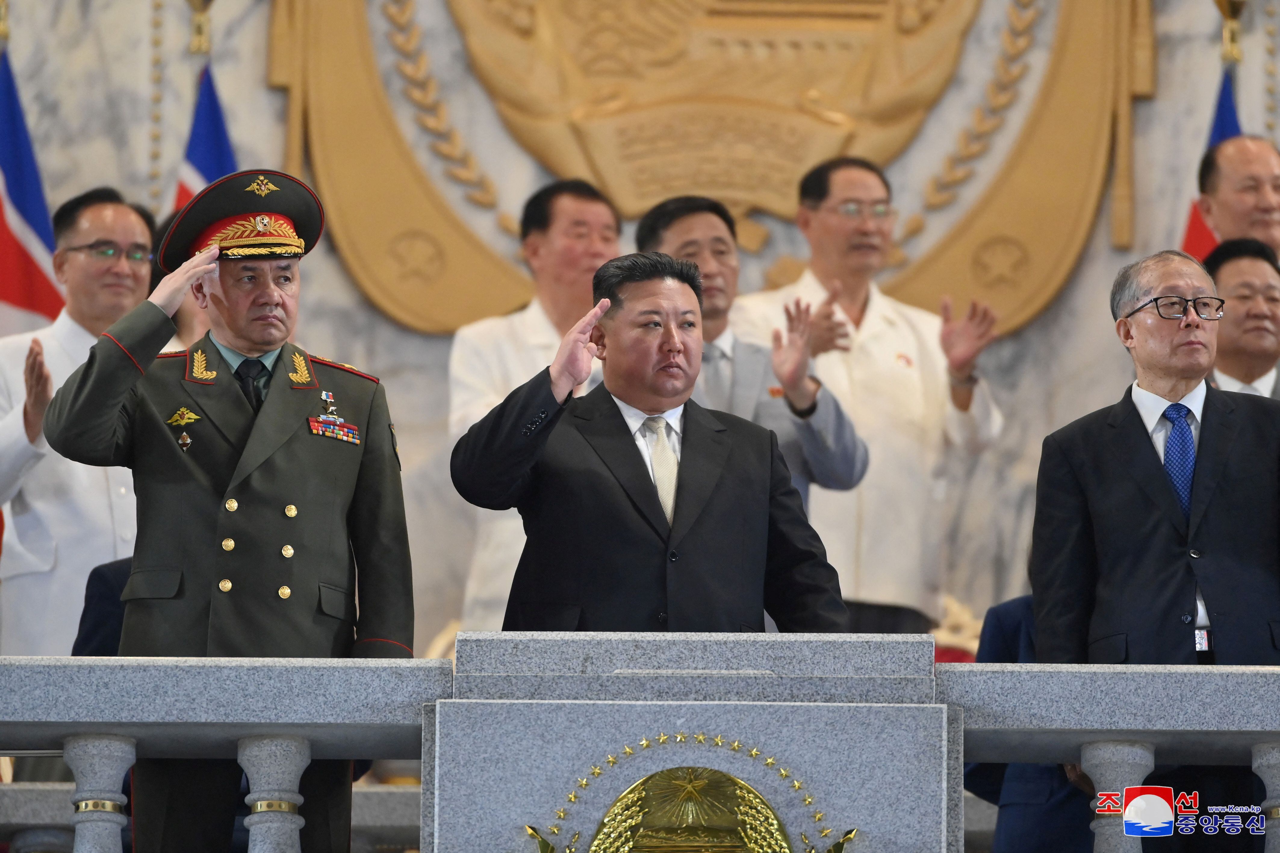 El líder norcoreano Kim Jong Un, el miembro del politburó del Partido Comunista Chino Li Hongzhong y el ministro de Defensa de Rusia, Sergei Shoigu, asisten a un desfile militar para conmemorar el 70 aniversario del armisticio de la Guerra de Corea en Pyongyang, Corea del Norte, 27 de julio de 2023, en esta imagen difundida por la Agencia Central de Noticias de Corea del Norte. KCNA via REUTERS 