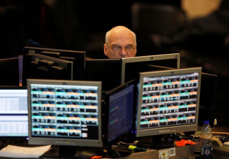 Foto de archivo - Un operador en la Bolsa de Comercio de Buenos Aires observa una pantalla durante la sesión en el recinto en la capital argentina. REUTERS/Martin Acosta
