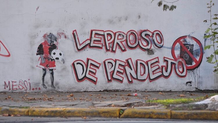Las paredes de Rosario con el deseo de tener a Lionel en Newell’s (Foto: Patricio Murphy)