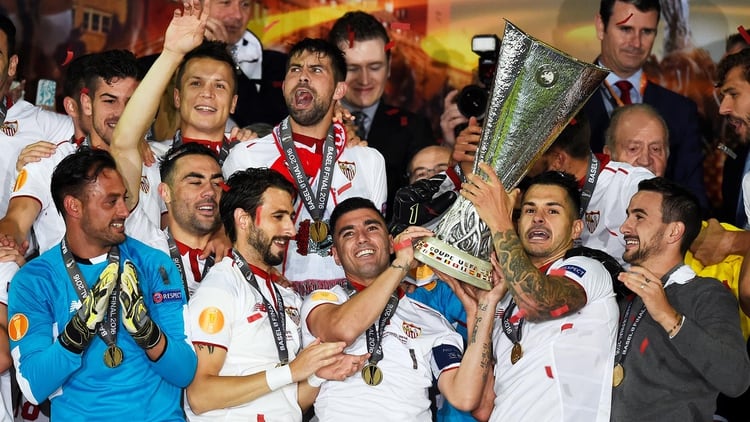 Reyes levanta la Europa League, torneo que conquistó en tres ocasiones con la camiseta del Sevilla (REUTERS/Dylan Martinez)
