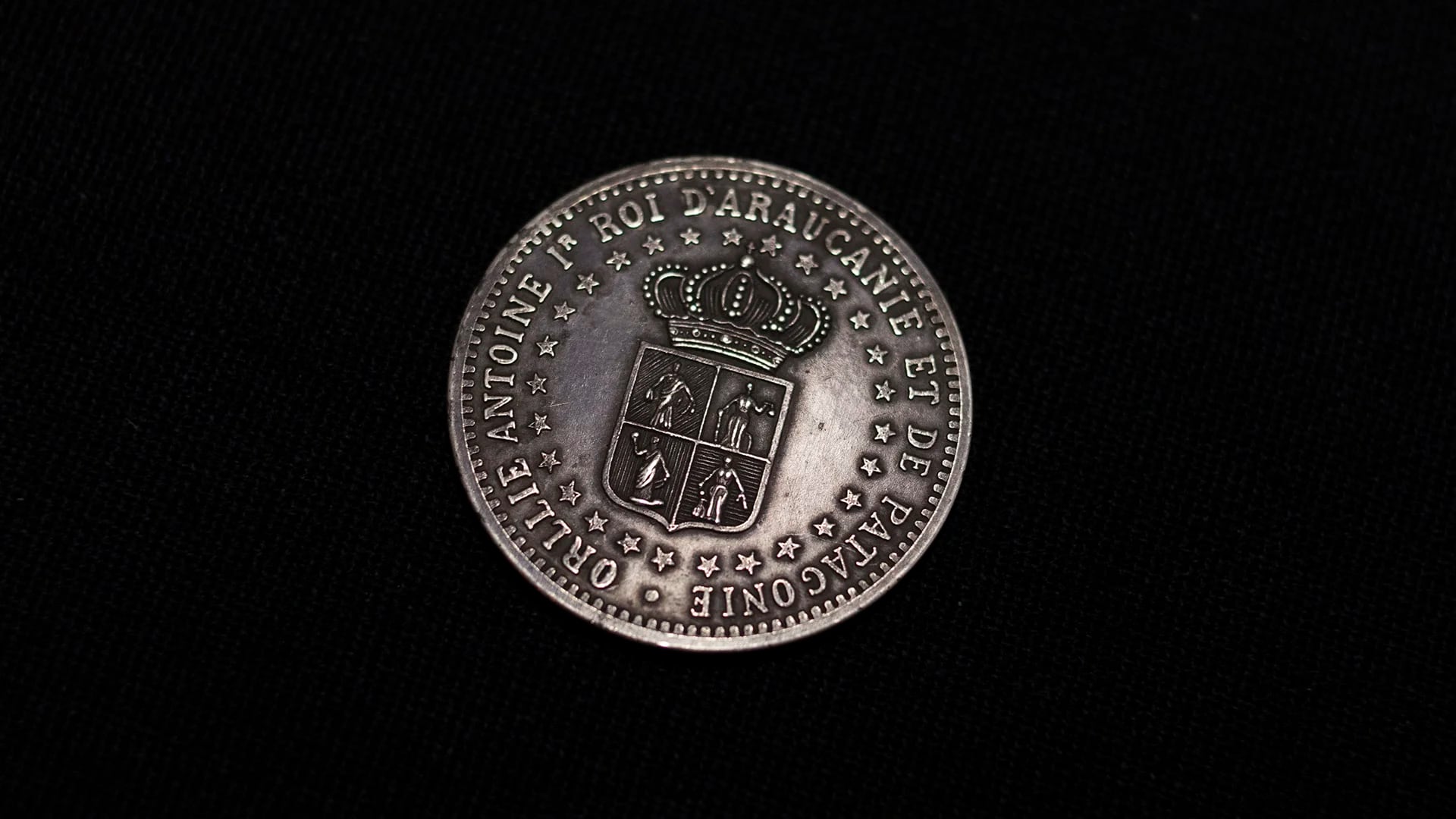 Moneda de pretensión, de plata, cuya acuñación fue ordenada por el aventurero francés Oréllie Antoine de Tounens, quien se había autoproclamado Rey de la Araucanía y Patagonia en 1874. (Adrián Escandar)