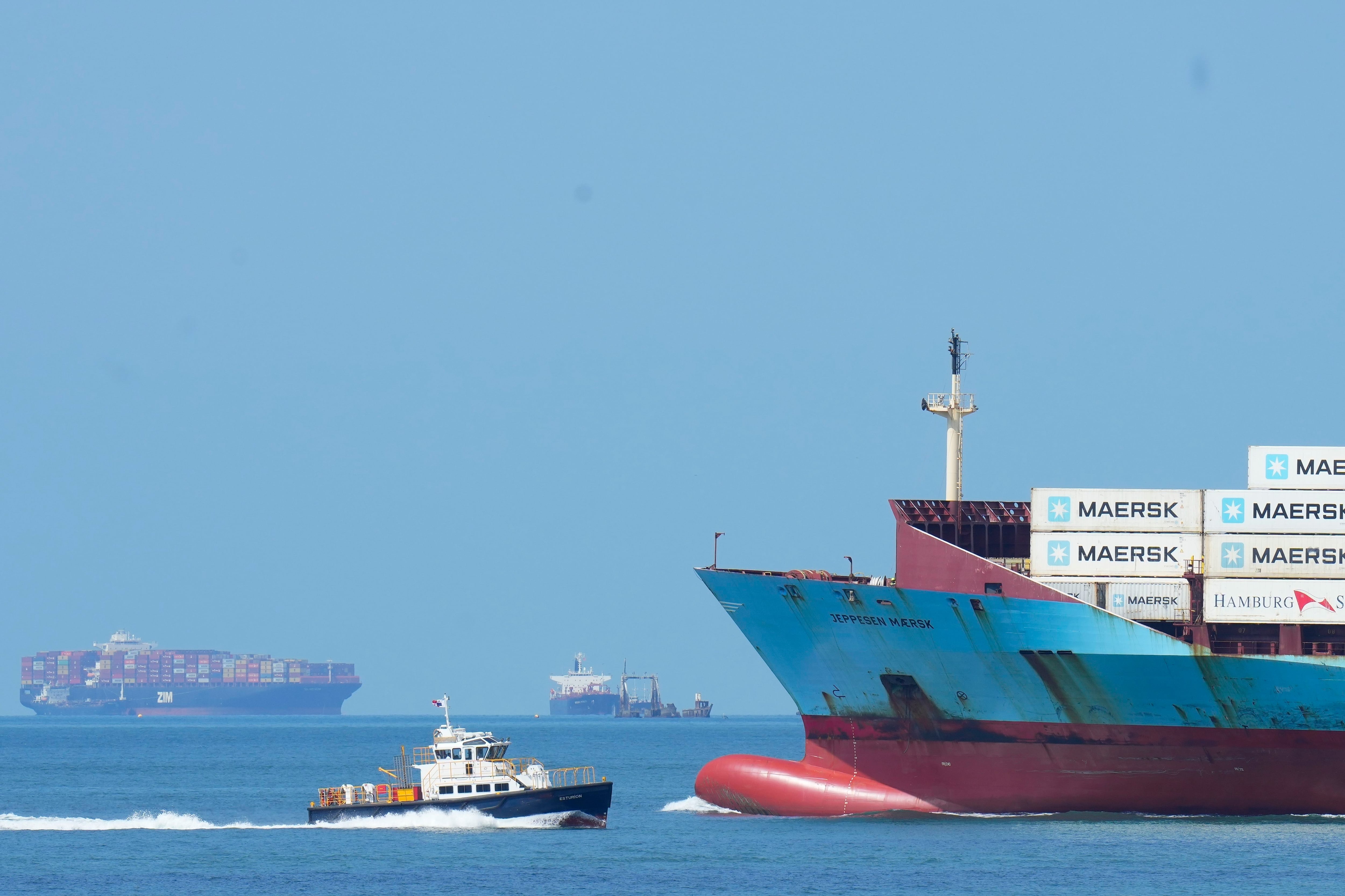 El Canal de Panamá, por el que pasa alrededor del 3 % del comercio mundial, implementa desde el pasado 30 de julio la medida de limitar a 32 buques el tráfico diario por la vía a fin de no seguir reduciendo el calado y mantenerlo en los 44 pies. (AP)