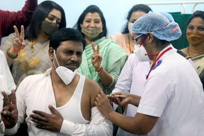 Un trabajador sanitario recibe una vacuna COVISHIELD de AstraZeneca, durante la campaña de vacunación en un centro médico de Mumbai, India, el 16 de enero de 2021 (REUTERS/Francis Mascarenhas/File Photo)