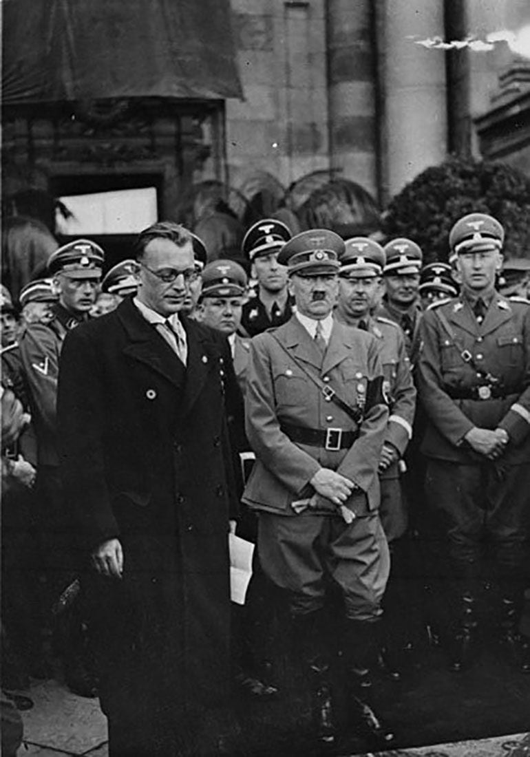 Hitler le encomendó tareas complejas y cruentas que Heydrich siempre llevó a cabo con eficacia e impiedad. Algunos creía que serái el sucesor de Hitler).