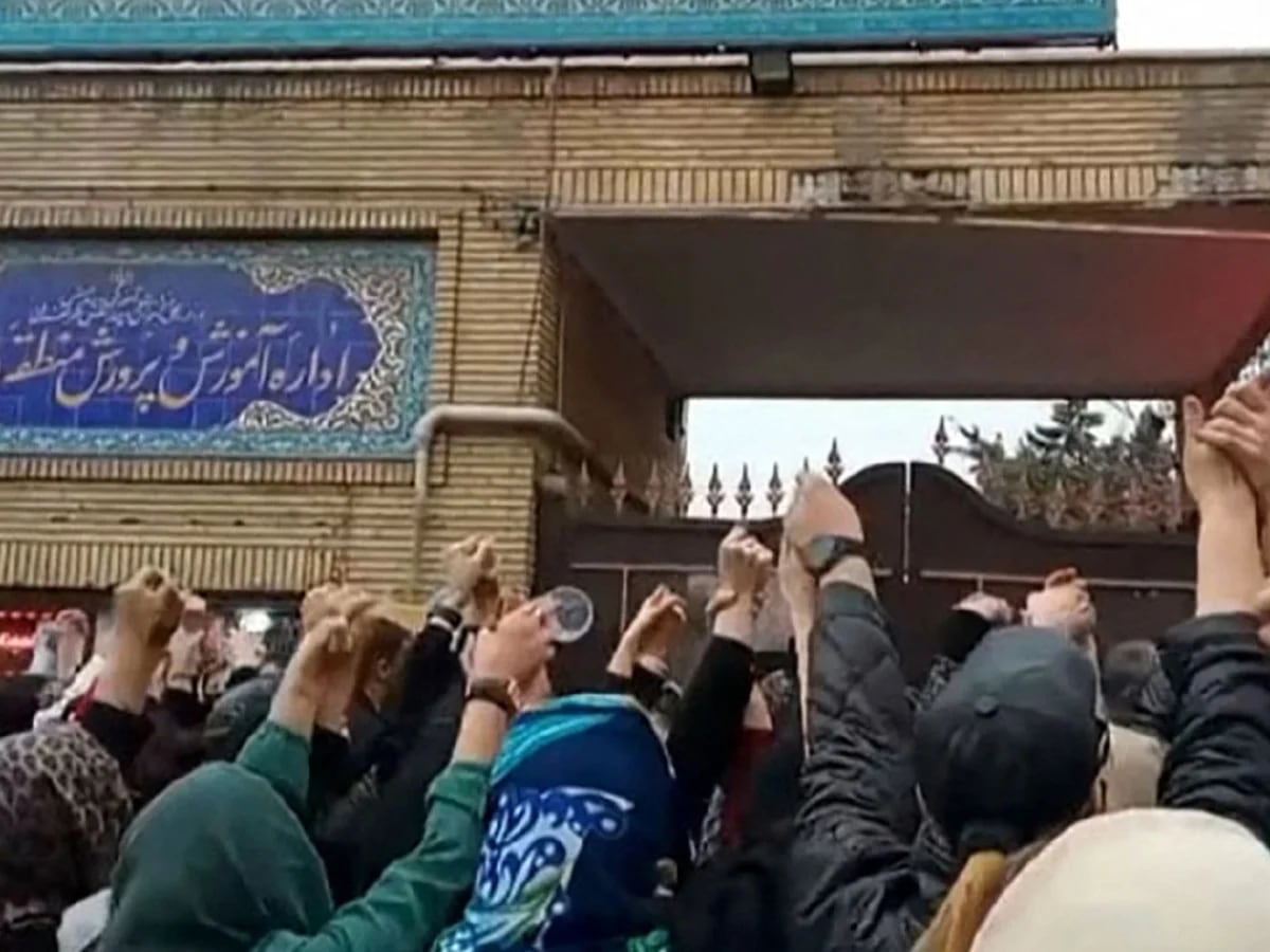 Bombas fétidas e histeria: las explicaciones de la policía iraní sobre los  envenenamientos de colegialas