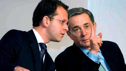 El exministro Andrés Felipe Arias junto a su mentor político, el expresidente Álvaro Uribe.