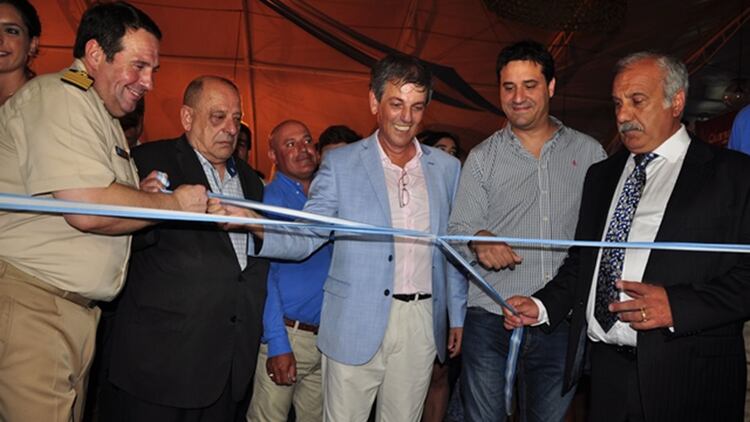 A la derecha de la imagen, de saco, Luis Ignoto inaugurando el evento
