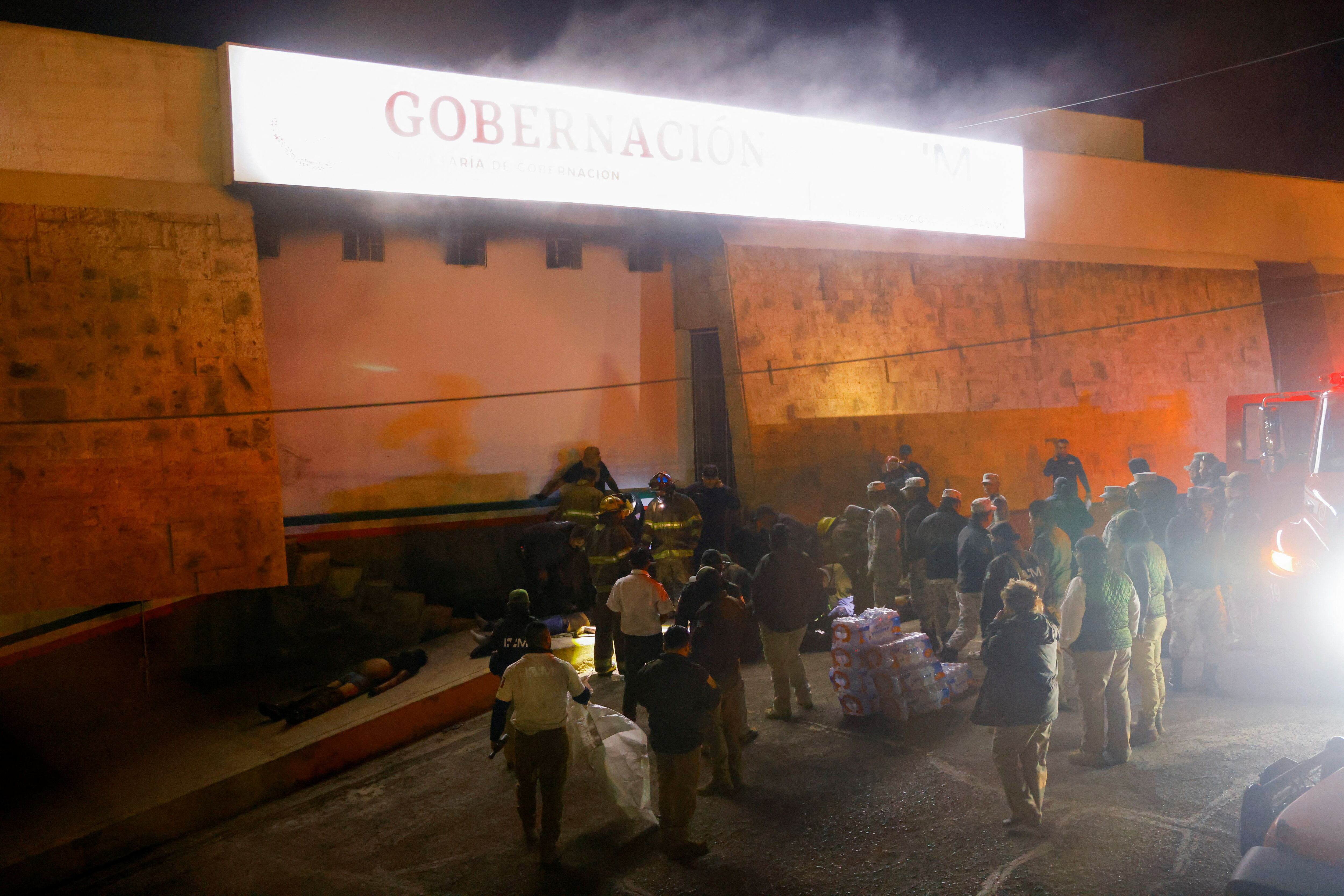 Familiares de las víctimas en la estación del INM en Ciudad Juárez reprocharon la falta de seguridad en las instalaciones(Foto: REUTERS/Jose Luis Gonzalez)