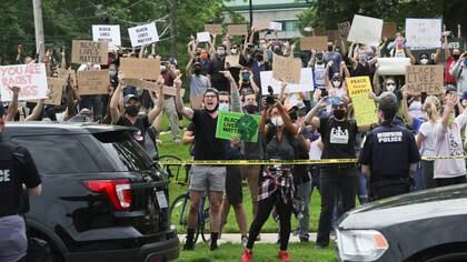 Protestas en Washington durante el paso de la caravana de Donald Trump (Reuters)