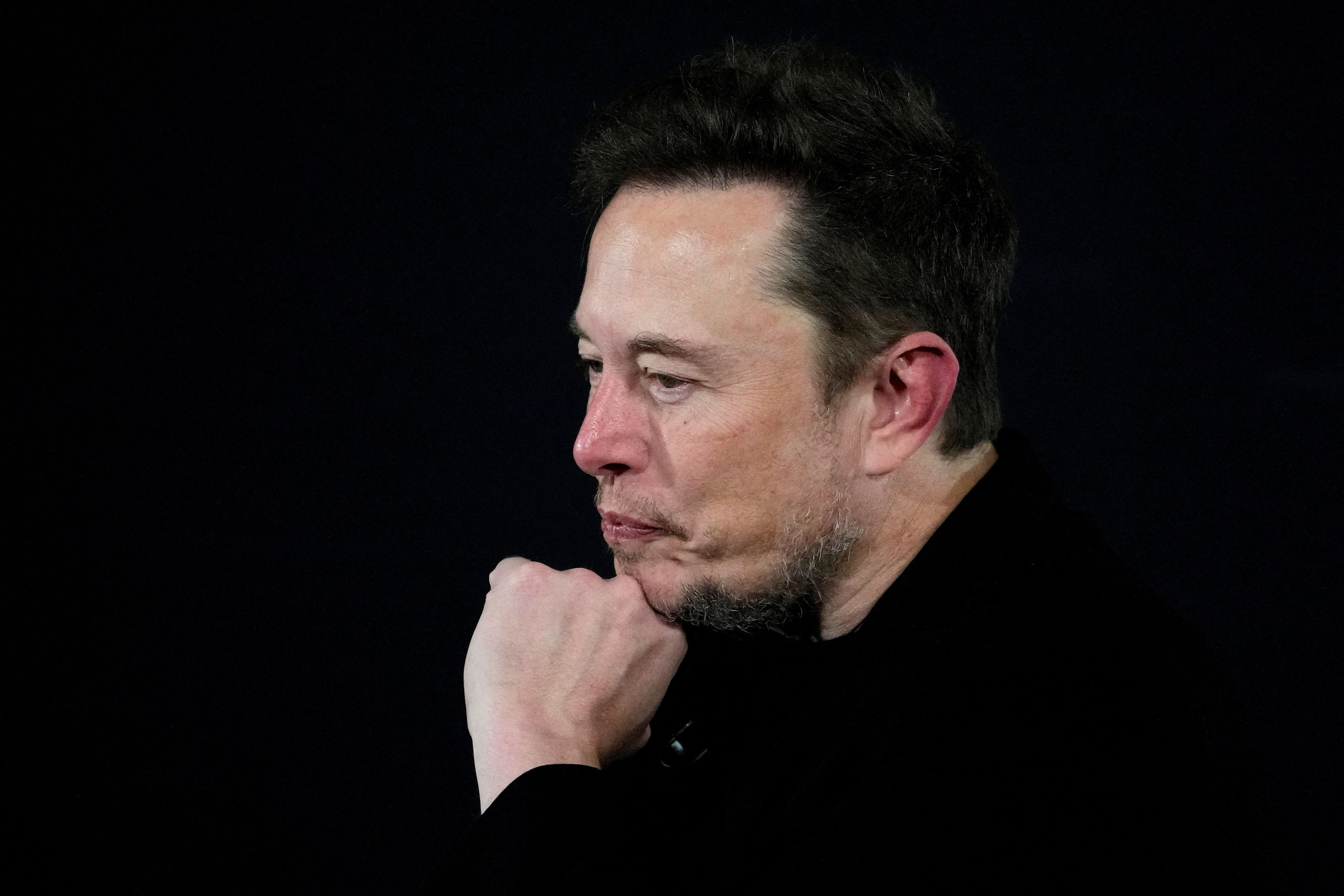Elon Musk, CEO de Tesla, reveló haber ofrecido a Apple la oportunidad de adquirir su compañía en 2017. (Kirsty Wigglesworth/Pool via REUTERS)