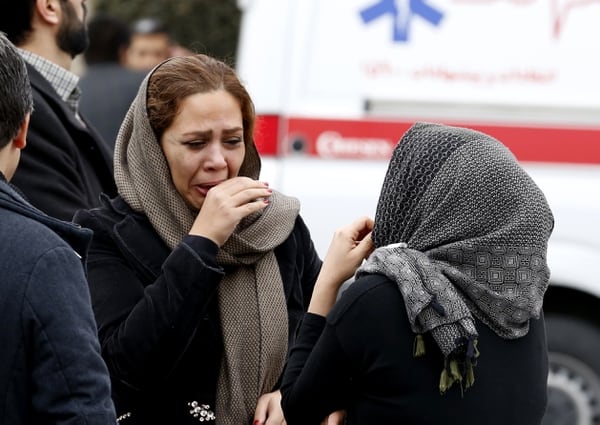 Familiares de los pasajeros tras recibir la noticia (AFP)