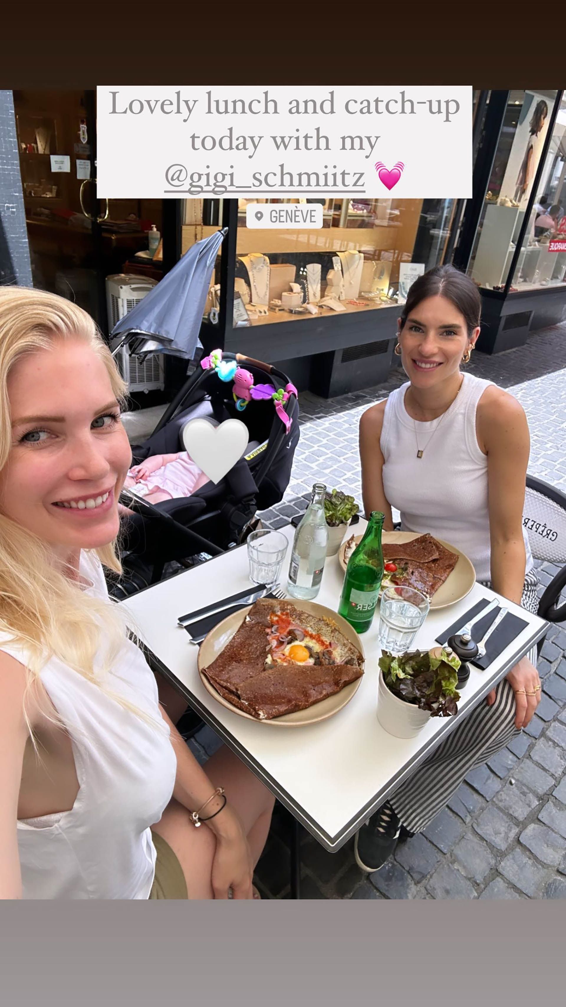 Daniela Christiansson almorzando con una amiga en Ginebra