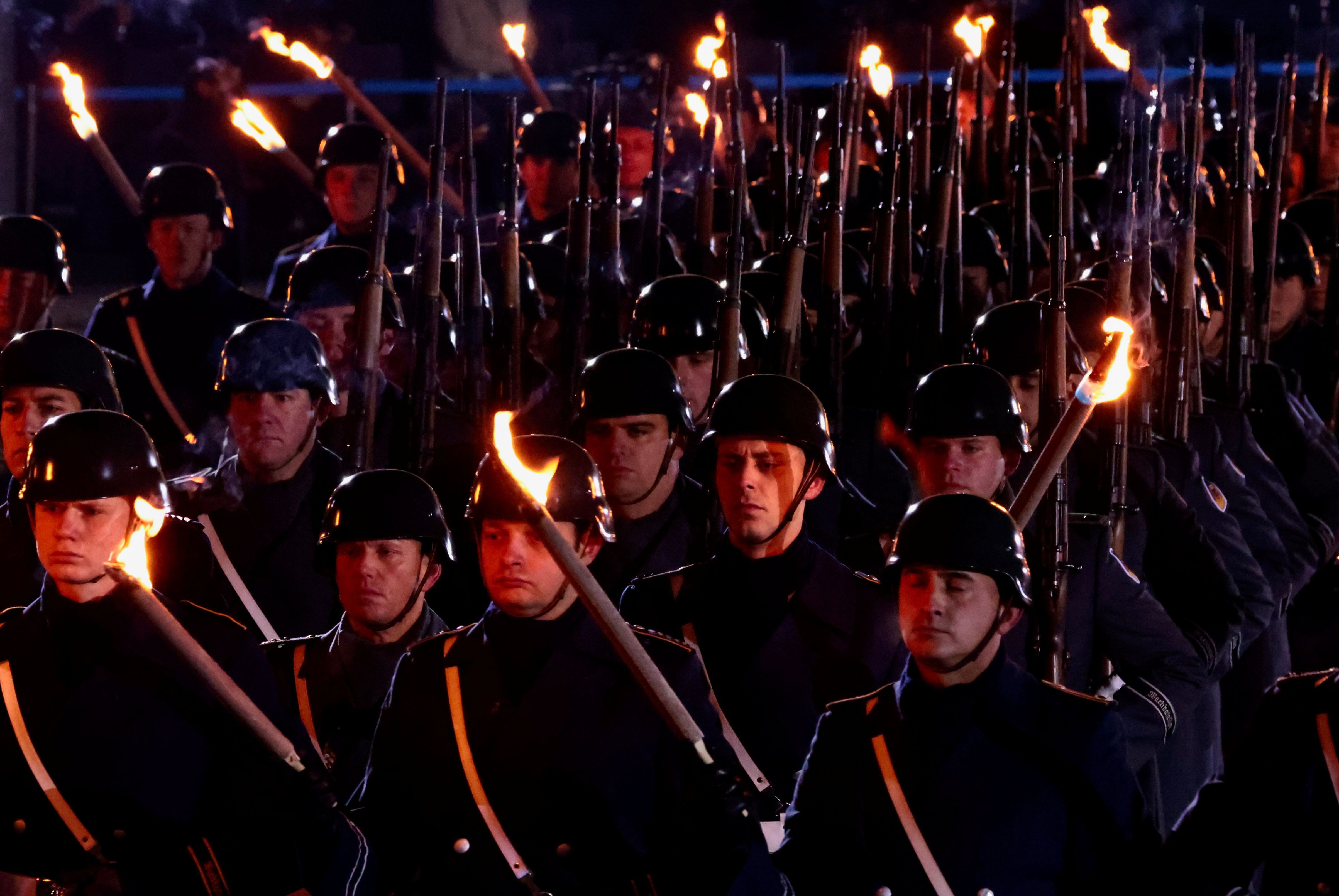 La ceremonia causó impacto en el mundo, ya que es rememora tanto la época prusiana como la rigidez de los regímenes germanos más autoritarios, pero es muy tradicional en el país (REUTERS/Hannibal Hanschke)