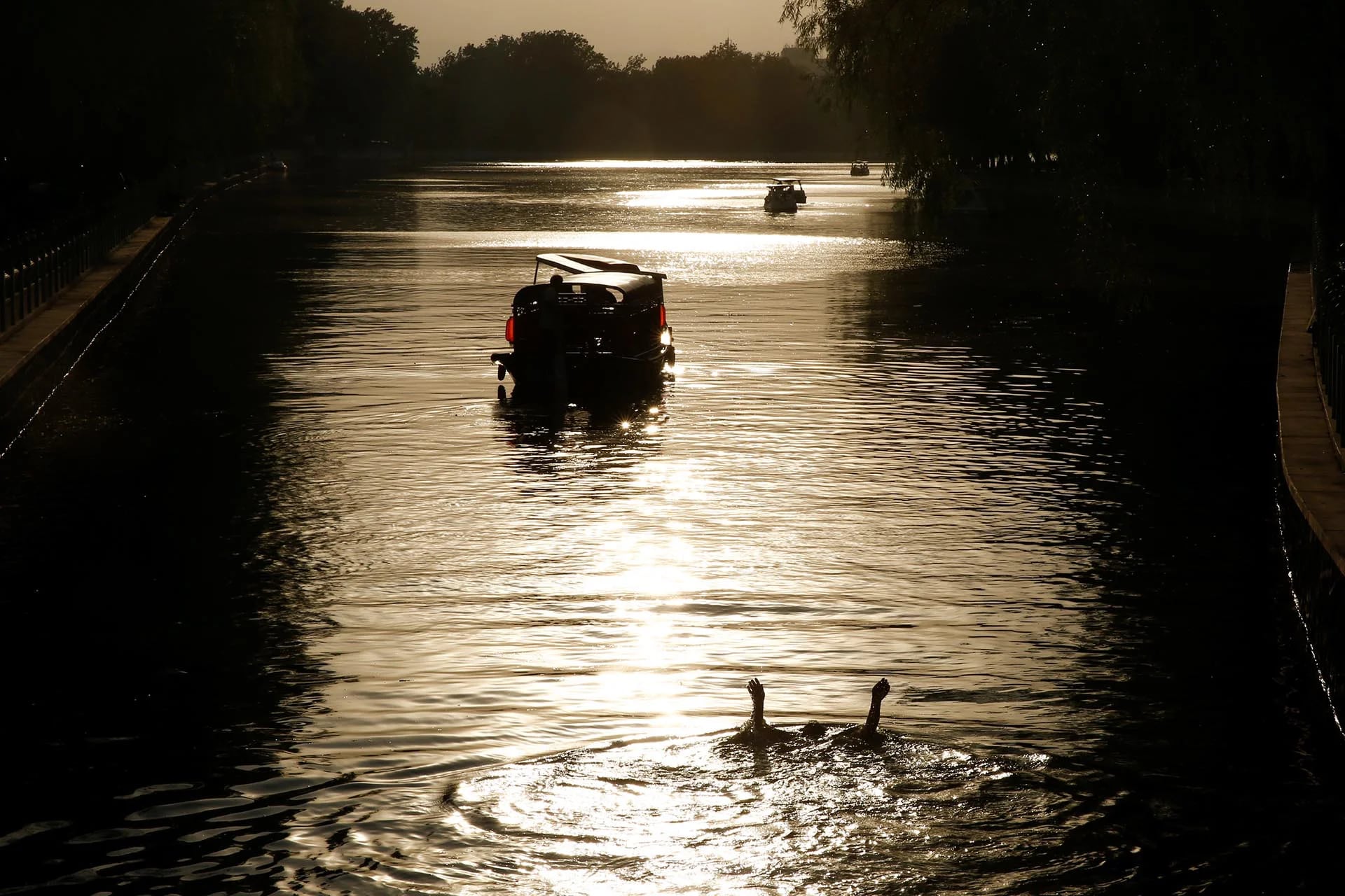 Un hombre nada en el lago Houhai en un caluroso día de verano en Pekín, China (FOTOS: AFP, AP, REUTERS Y GETTY IMAGES)