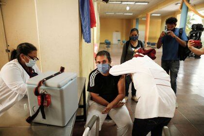 Un profesor recibe una dosis de Sinopharm en Caracas, Venezuela (Reuters)