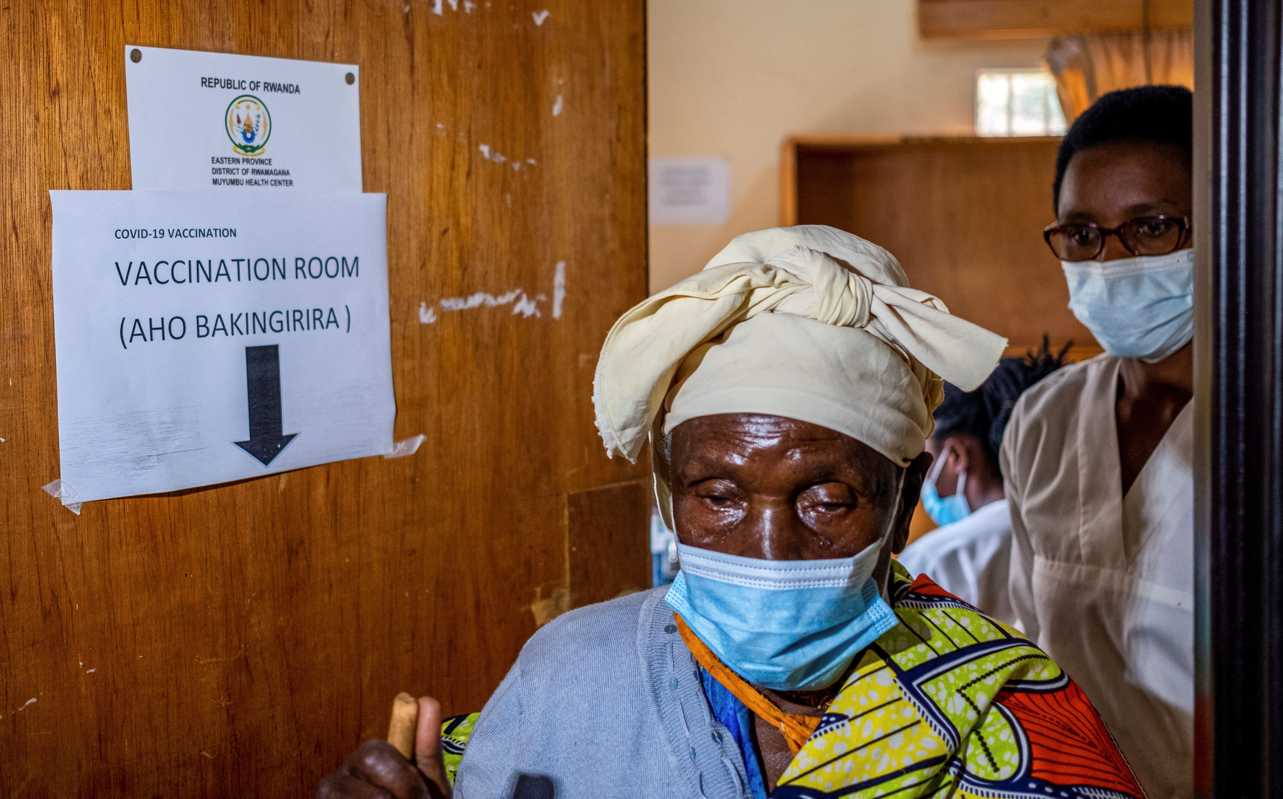 Una mujer recibe la vacuna contra el COVID-19 en la ciudad de Masaka, hospital en Kigali, Ruanda (Reuters/ Jean Bizimana)