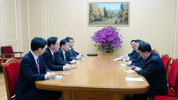 La reunión de trabajo tuvo a la delegación surcoreana, dirigida por el titular de la Oficina de Seguridad Nacional Chung Eui Yong, y al General Kim Yong Chol (segundo de la derecha), encargado de los asuntos intercoreanos de la dictadura comunista de Kim Jong Un (AFP)