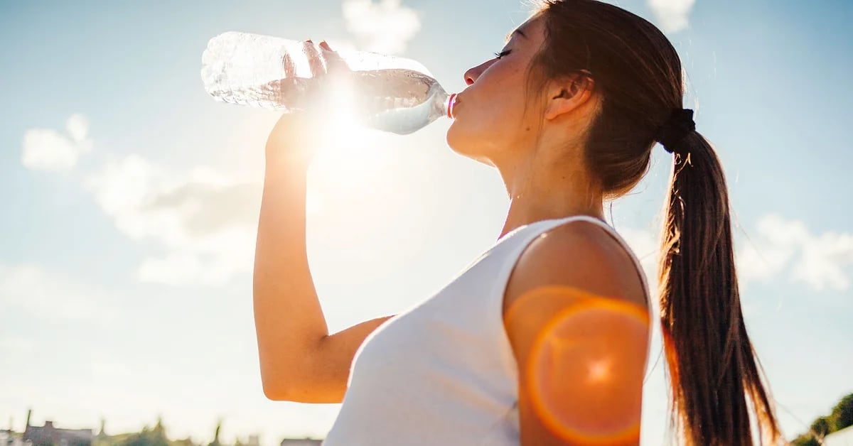 Mity i fakty na temat 8 szklanek wody dziennie rządzą nawodnieniem