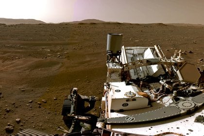 Perseverance posee dos micrófonos que captaron el sábado la brisa marciana y los sonidos metálicos que realiza mientras trabaja en la superficie marciana. NASA/JPL-Caltech/Handout via REUTERS 