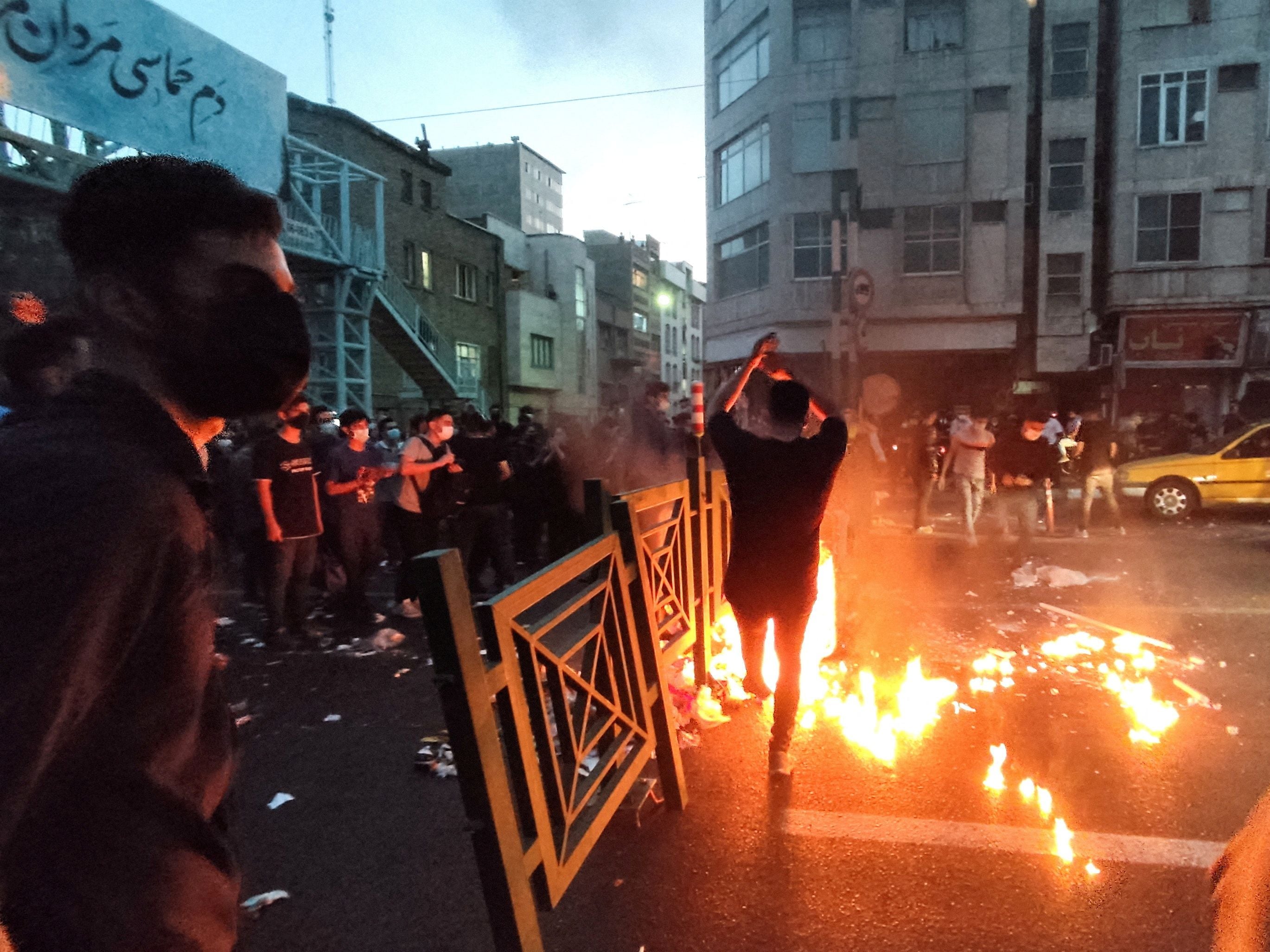 Un grupo de personas enciende una hoguera durante una protesta por la muerte de Mahsa Amini, una mujer que murió tras ser detenida por la "policía de la moral" de la república islámica, en Teherán, Irán, el 21 de septiembre de 2022. WANA (West Asia News Agency) vía REUTERS 