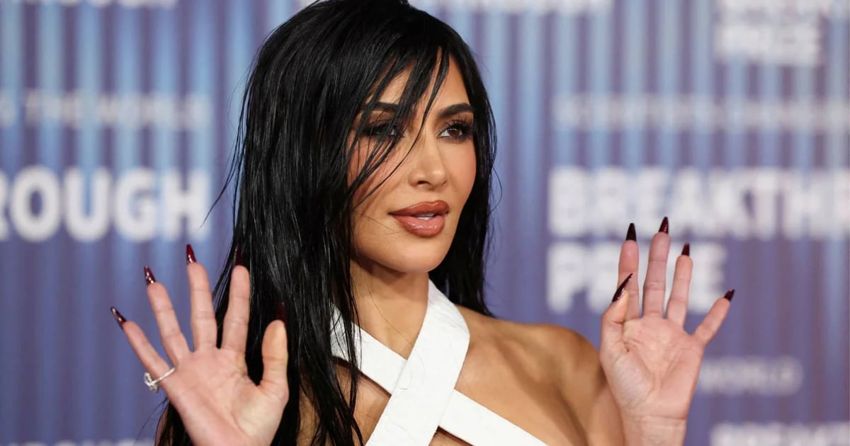 Kim Kardashian clears up strange rumors about herself on the Internet: washing feet, wearing jewelry and more