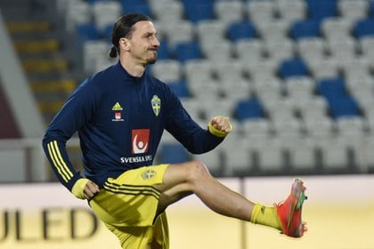 Soccer Football - World Cup Qualifiers Europe - Group B - Kosovo v Sweden - Fadil Vokrri Stadium, Pristina, Kosovo - March 28, 2021 Sweden's Zlatan Ibrahimovic during the warm up before the match REUTERS/Laura Hasani