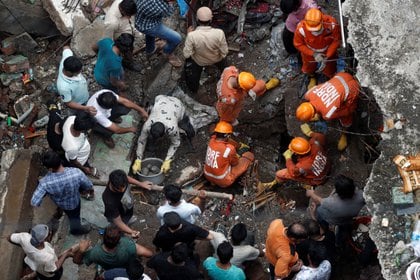Los equipos de rescate buscan entre 20 y 25 personas atrapadas entre los escombros (REUTERS/Francis Mascarenhas)