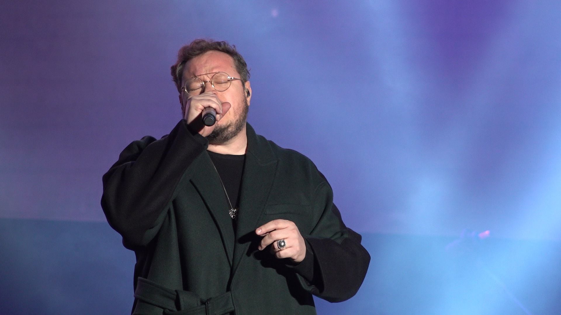 Leonel García, ex integrante de Sin Bandera. Cantando en el Homenaje a José José en el Zócalo Capitalino