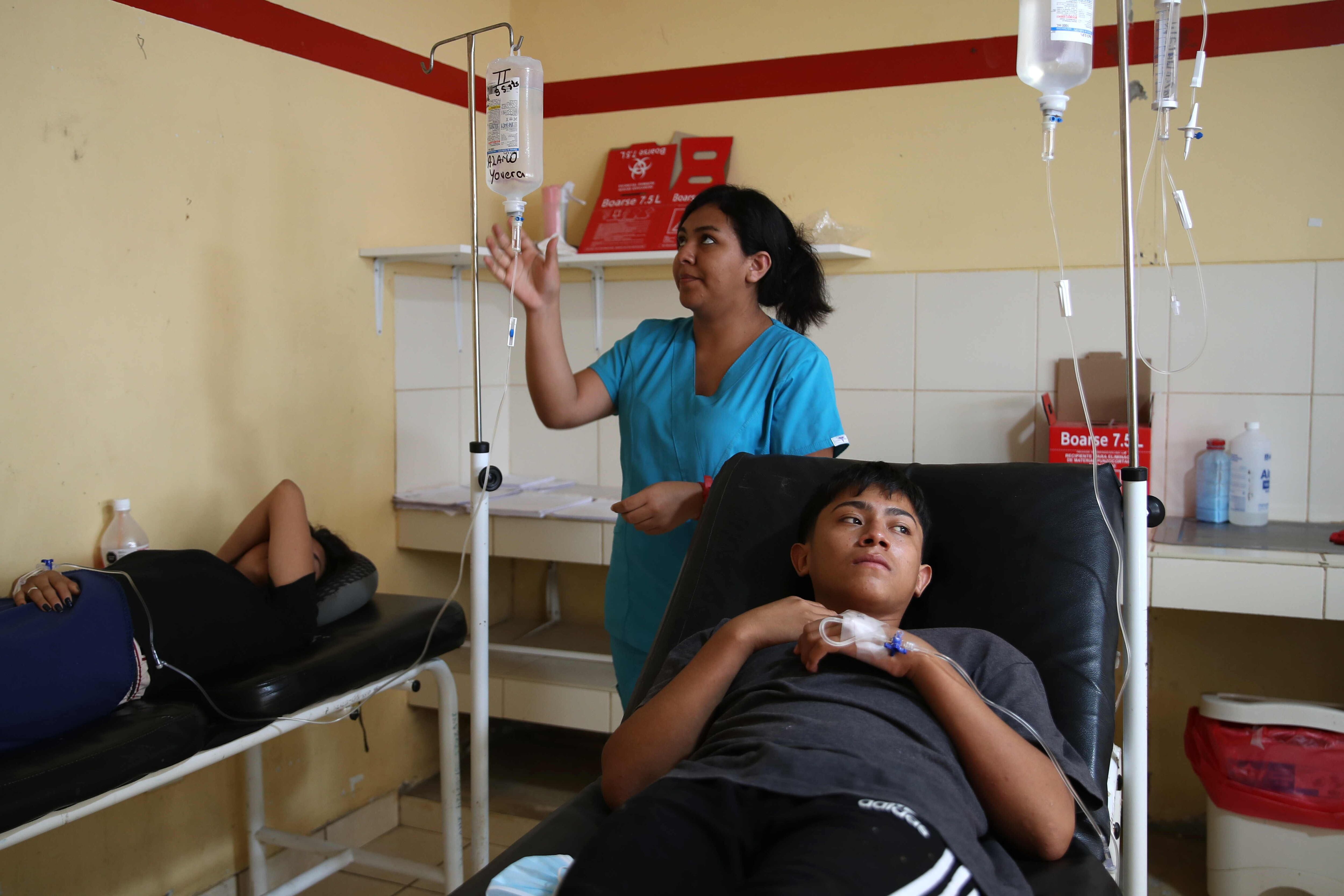 Pacientes con dengue reciben tratamiento en Piura (Perú). Foto de archivo. EFE/Paolo Aguilar