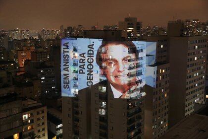 Proyectan imágenes de protesta contra Bolsonaro en Brasil 