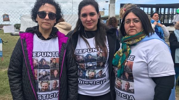 Gabriela Sánchez junto a otras familiares del buque Repunte