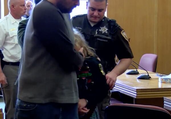 La niña de 10 años acusada de asesinar al bebé de seis meses es sacada de la audiencia en la cual compareció esposada ante un juez de Wisconsin