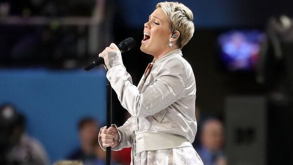 Pink, de 38 años, fue la artista elegida para entonar la canción patria en el U.S. Bank Stadium (AFP)