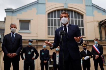French President Emmanuel Macron, wearing a protective face mask, delivers a speech as he visits a site of pharmaceutical group Seqens, a global leader on the production of active pharmaceutical ingredients, to mobilize innovation and support the research on the coronavirus disease (COVID-19), in Villeneuve-la-Garenne, near Paris, France August 28, 2020.  REUTERS/Christian Hartmann/Pool