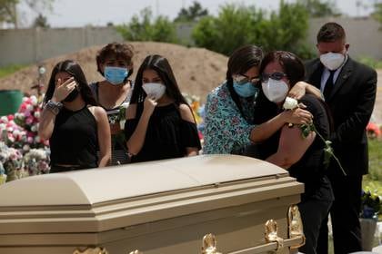 Familiares de Sergio Bretado, 51, trabajador del IMSS, que murió de coronavirus en Ciudad Juárez, México (Foto: Reuters/Jose Luis Gonzalez)