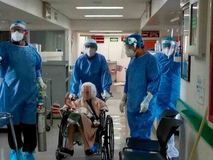 Antes de salir del hospital, Do dejando a María pidió a los médicos que los atendieran (Foto del IMSS)