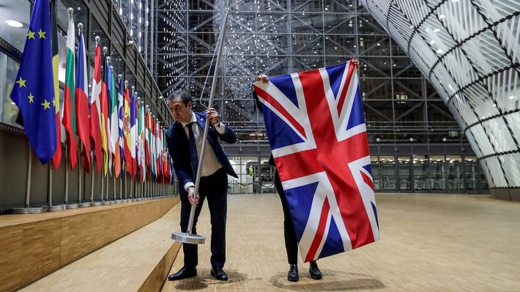 El retiro de la bandera británica del edificio del Consejo Europeo, en Bruselas (Olivier Hoslet / POOL / AFP)