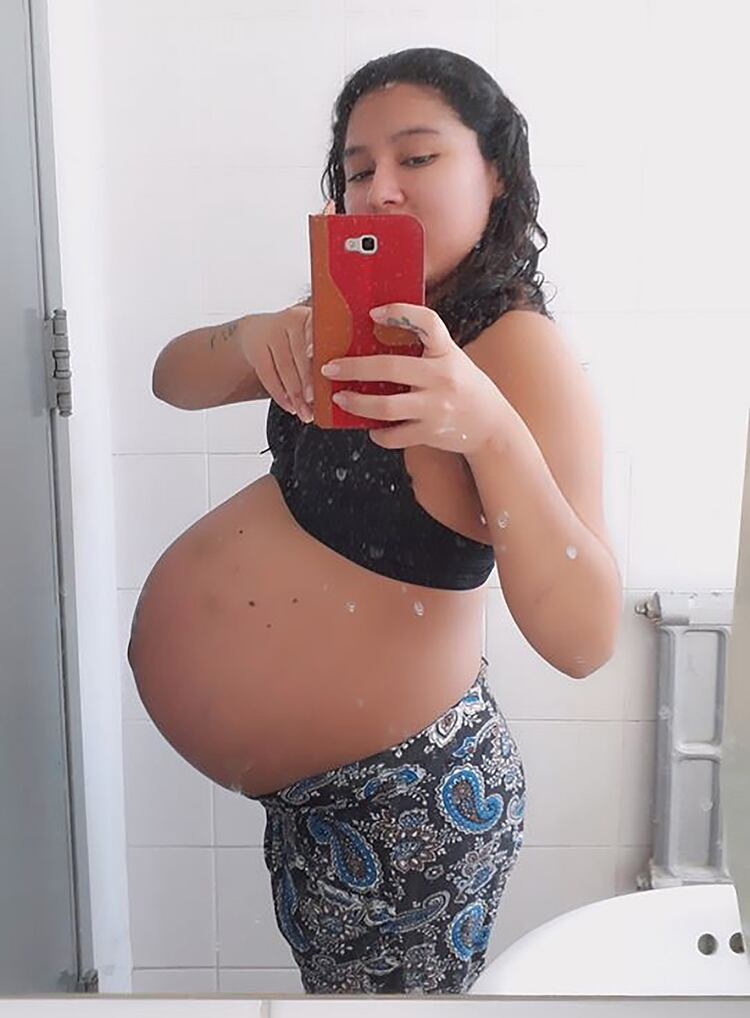 Adriana, durante el embarazo, cuando todavía creía que sus hijos iban a nacer cerca de su padre. 