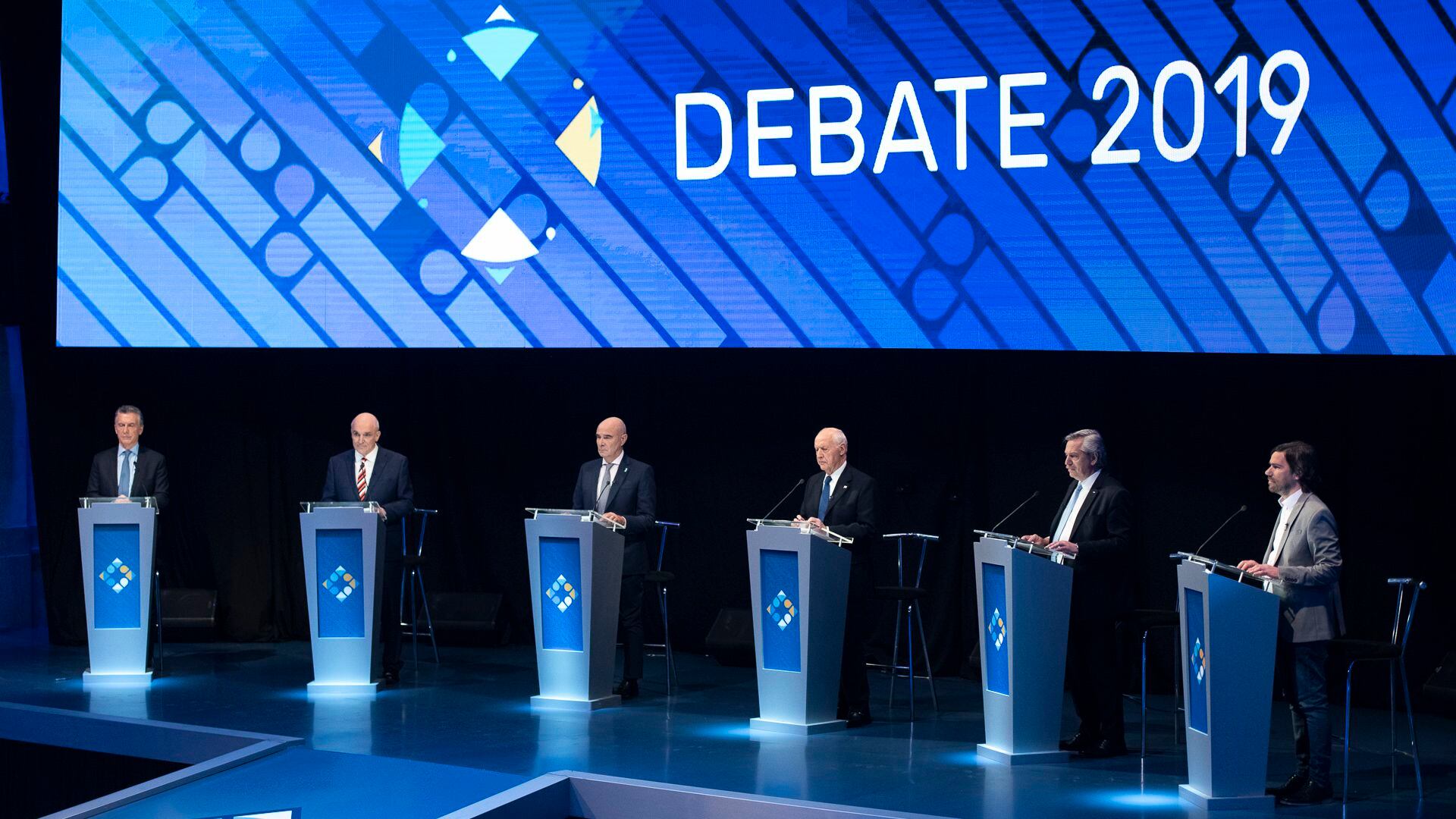 Los seis candidatos a presidente durante el primer debate 